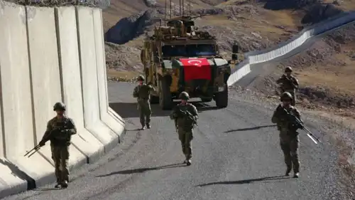 جنود أتراك قرب الجدار الحدودي مع إيران