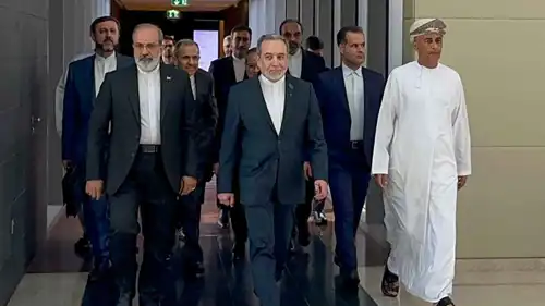 الوفد الإيراني أثناء وصوله العاصمة الإيرانية مسقط