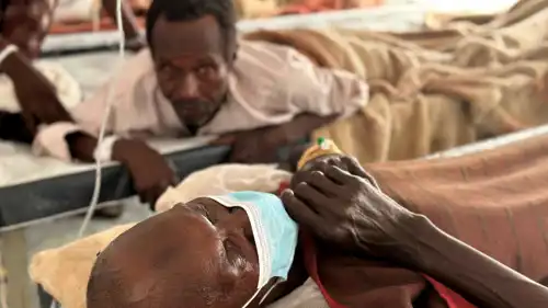 مرضى الكوليرا يتلقون العلاج بمخيمات اللاجئين غربي السودان