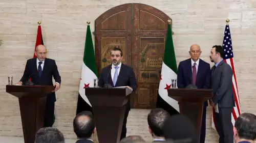 من اليمين باراك الشيباني والصفدي