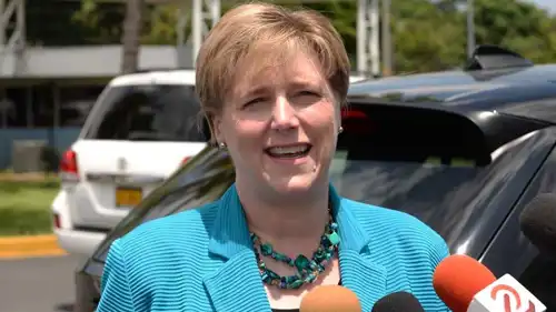 لورا ف. دوغو"