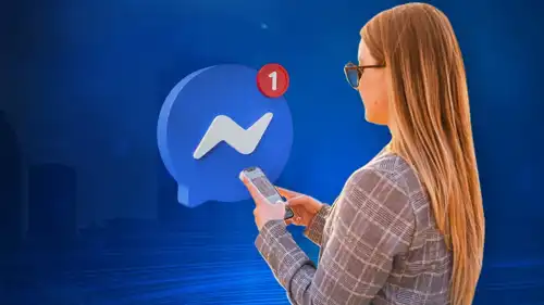 فتاة بيدها هاتف