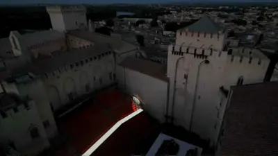 جانب من عرض الأزياء في قصر البابوات بفرنسا