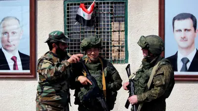 لقطة تجمع بين جنود سوريين وآخرين روس