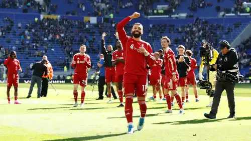 محمد صلاح يحتفل مع جماهير ليفربول بالفوز على إيفرتون