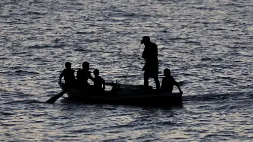 صيادون فلسطينيون على متن قارب قبالة غزة