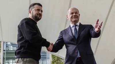 فولوديمير زيلينسكي مصافحًا أولاف شولتس خلال لقاء سابق