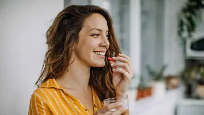 سيدة تتناول المكملات الغذائية 