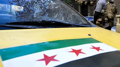  مركبة في دمشق تحمل العلم السوري الجديد