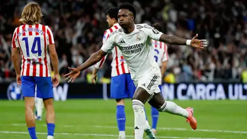 احتفال فينيسيوس جونيور نجم ريال مدريد بهدفه في أتلتيكو مدريد