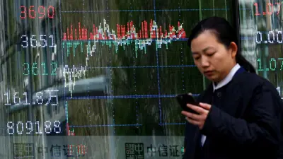 امرأة أمام مكتب وساطة مالية في بكين