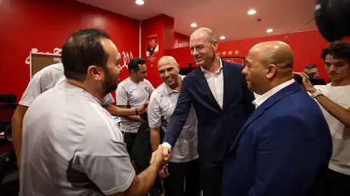 ياس سوروب يصافح أعضاء الجهاز الفني للأهلي