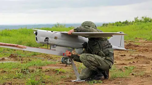 جندي روسي يُجهز مسيّرة