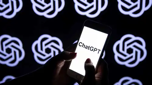 شخص يستخدم تطبيق "ChatGPT"