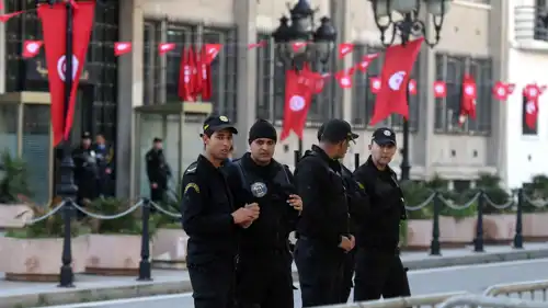 الشرطة التونسية تحرس مبنى وزارة الداخلية