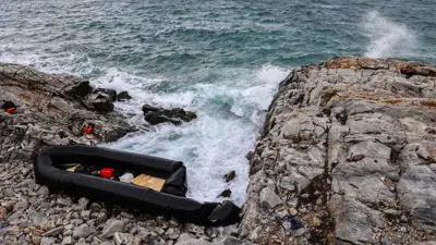  قاربًا مطاطيًا لمهاجرين في بحر إيجه