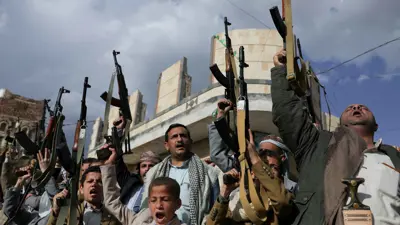 أنصار الحوثيين يرفعون أسلحتهم خلال احتجاج على الحصار الإسرائيلي للمساعدات إلى قطاع غزة، في صنعاء، اليمن