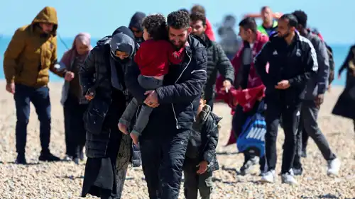 مهاجرون يسيرون في بريطانيا