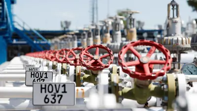 صمامات غاز في موقع تخزين بالمجر