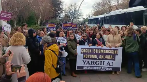 تظاهرة أمام البرلمان التركي احتجاجا على واقعة التحرش