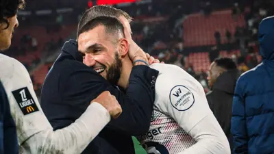 نبيل بن طالب مع مدربه خلال مباراة ليل ورين