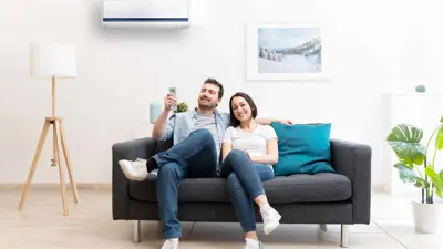 رجل وامرأة يجلسان تحت جهاز التكييف