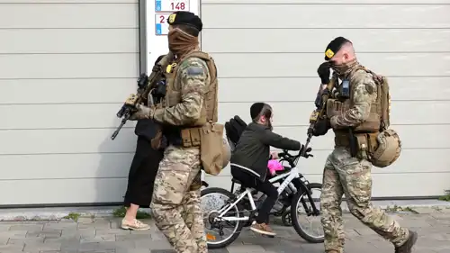 عنصران من الجيش البلجيكي قرب مؤسسة يهودية