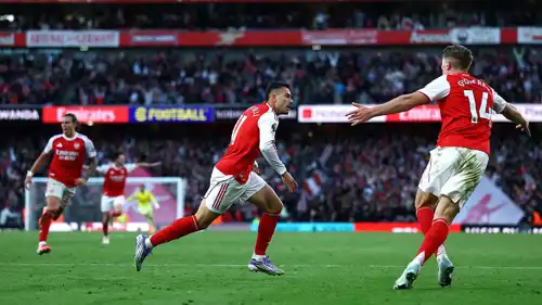 احتفال غابرييل مارتينيلي بهدف التعادل القاتل