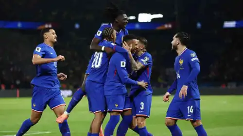 احتفال لاعب منتخب فرنسا بالتأهل إلى كأس العالم