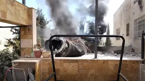 إحدى شظايا الصواريخ الإيرانية التي وصلت العاصمة عمان