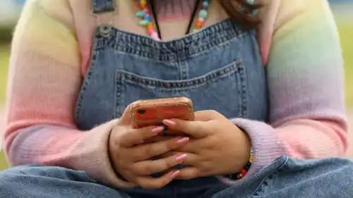 طفلة تستخدم الهاتف الذكي (توضيحية)