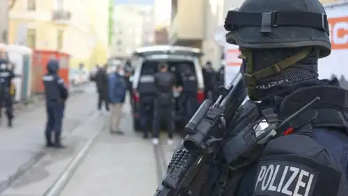 رجال شرطة أمام مسجد أمر بإغلاقه في النمسا