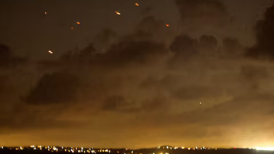 قذائف تتطاير في السماء بعد أن أطلقت إيران دفعة من الصواريخ الباليستية على إسرائيل