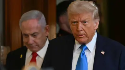 دونالد ترامب وبنيامين نتنياهو في طريقهما للمؤتمر الصحفي