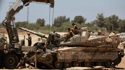 آليات عسكرية وجنود إسرائيليون عند حدود غزة