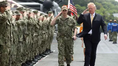  دونالد ترامب يلقي التحية العسكرية أمام جنود بالجيش الأمريكي