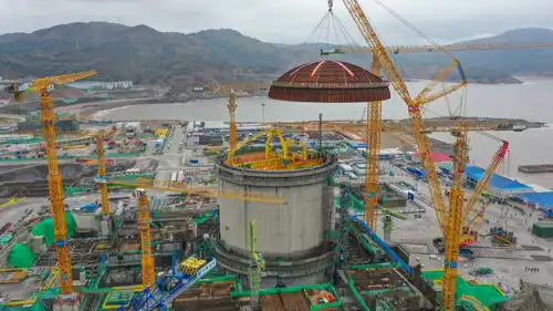 قبة يتم وضعها على مبنى المفاعل رقم 1 في محطة الطاقة النووية تشجيانغ ساناو في مقاطعة تشجيانغ، الصين، في عام 2022.