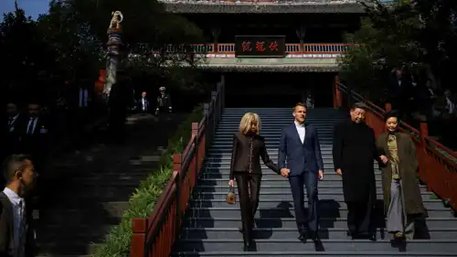 الرئيس الفرنسي إيمانويل ماكرون وزوجته والرئيس الصيني شي جين بينغ وزوجته 