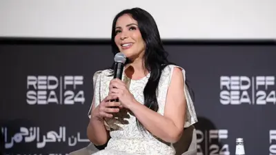 الفنانة منى زكي