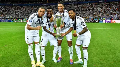 رودريغو مع لاعبي ريال مدريد