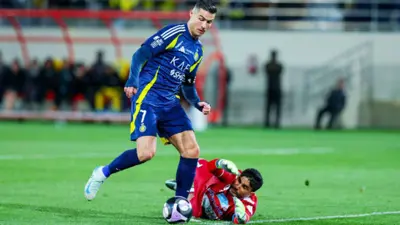 رافع الرويلي ورونالدو في مبراة النصر والعروبة