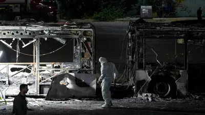 الشرطة الإسرائيلية أمام إحدى الحافلات بعد تفجيرها