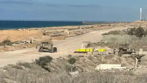 آليات إسرائيلية تضع مكعبات الخط الأصفر في قطاع غزة