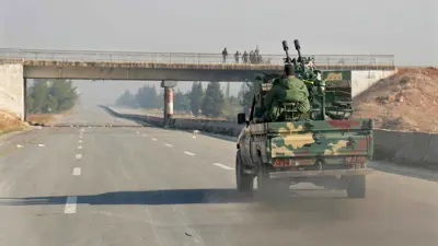 يقودون سياراتهم على الطريق السريع شمالي سوريا