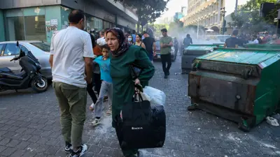 نازحون لبنانيون يفرون من الصراع الدائر جنوبي البلاد