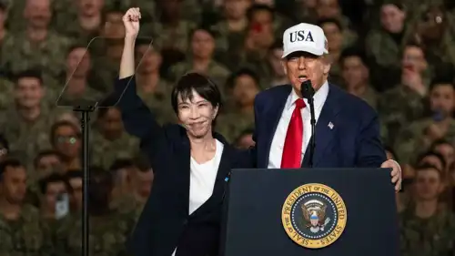 ترامب وتاكايتشي في قاعدة أمريكية باليابان