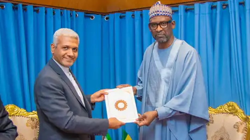 وزير خارجية النيجر،بكاري ياو سنجاري والمبعوث الإيراني خسروي نجاد أكبر