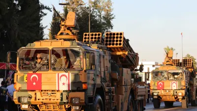 رتل عسكري تركي خلال استعراض سابق