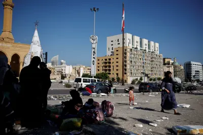 نازحون لبنانيون يفترشون الأرض في بيروت