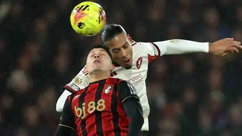 فيرجيل فان دايك في مباراة ليفربول وبورنموث